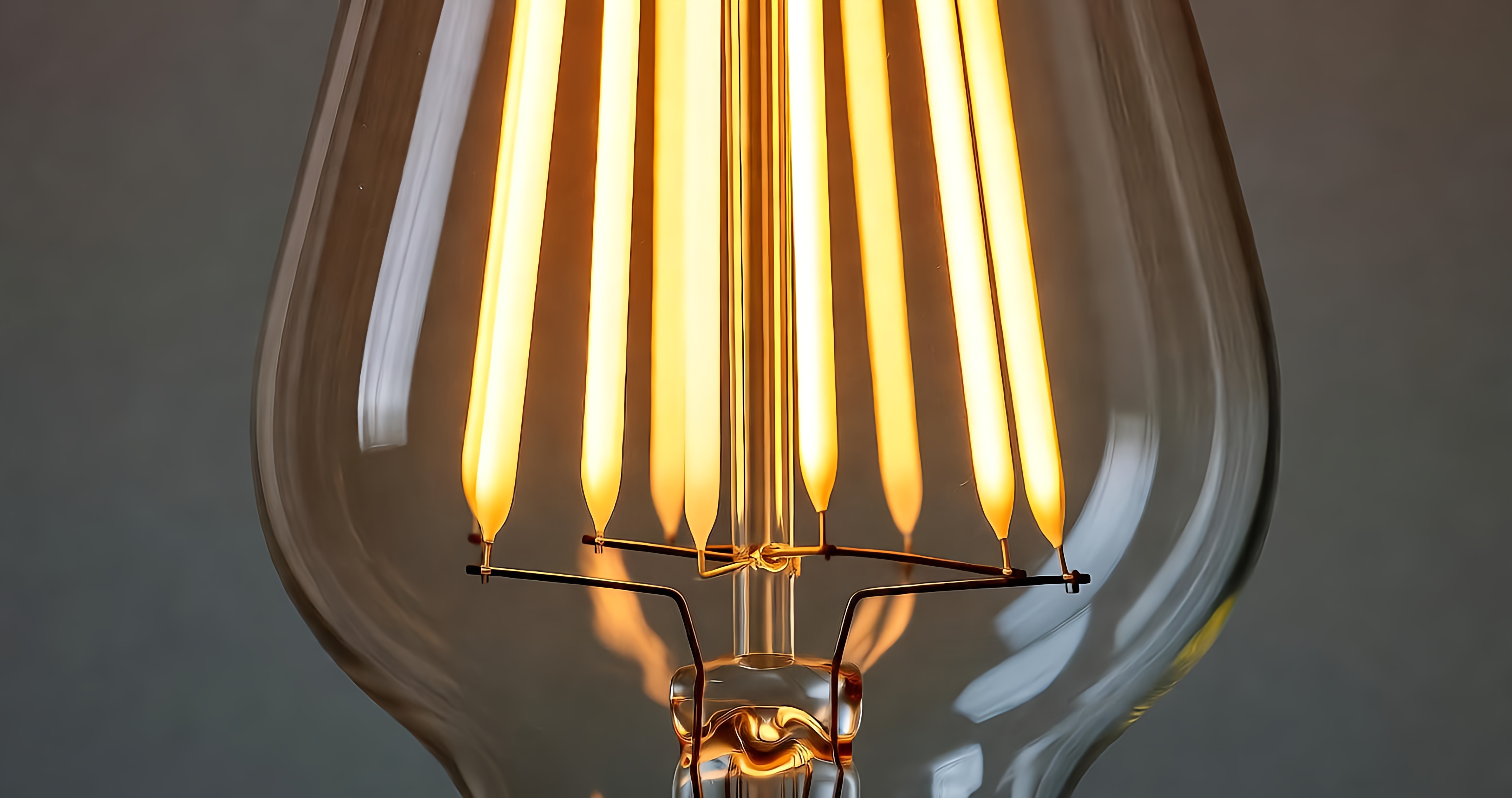 جزئیات داخلی لامپ فیلامنتی با تمرکز روی رشته&zwnj;های LED و شیشه شفاف