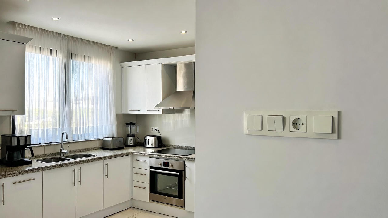 نمونه نصب کلید و پریز در آشپزخانه مدرن